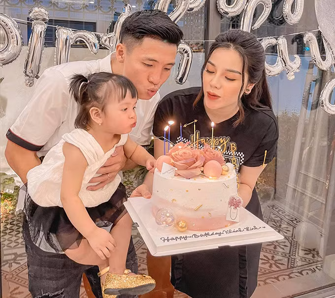 Trước đó, khi có người nói Bùi Tiến Dũng lấy được vợ giàu - nam cầu thủ thẳng thắn chia sẻ: "Nhiều người bảo tôi lấy vợ giàu, chuột sa chĩnh gạo nhưng nói thật, vợ chồng gặp nhau là cái duyên. Có hợp nhau, lấy nhau không là một chặng đường rất dài nữa. Vật chất sẽ chẳng là gì nếu hai người suốt ngày cãi vã, cuộc sống lúc ấy mệt mỏi lắm...