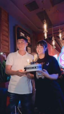 Bùi Tiến Dũng và Khánh Linh đính hôn vào tháng 6/2019 và 4 tháng sau chào đón con gái đầu lòng Sushi (tên thật là Bùi Khánh Tuệ An) ra đời.