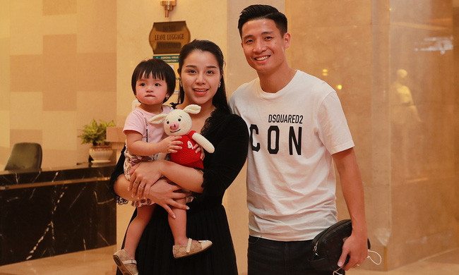 Tôi khẳng định vợ tôi không phải tiểu thư đài các. Linh có thể làm được tất cả mọi việc từ nội trợ, chăm con, kinh doanh… Tôi tự hào vì có 'bạn chung giường' giỏi giang như thế và chúng tôi có thể độc lập hoàn toàn về tài chính". Trung vệ đội tuyển Việt Nam nói thêm.