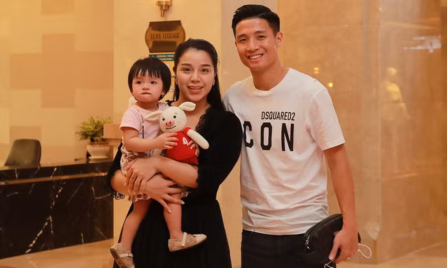 Tôi khẳng định vợ tôi không phải tiểu thư đài các. Linh có thể làm được tất cả mọi việc từ nội trợ, chăm con, kinh doanh… Tôi tự hào vì có 'bạn chung giường' giỏi giang như thế và chúng tôi có thể độc lập hoàn toàn về tài chính". Trung vệ đội tuyển Việt Nam nói thêm.