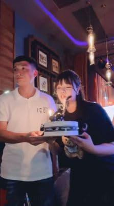 Trước đám cưới, rộ tin đồn trung vệ Bùi Tiến Dũng - Khánh Linh rạn nứt. Khánh Linh liên tục đăng story buồn và còn xóa hết ảnh cả hai bao gồm ảnh trong lễ ăn hỏi trên Instagram.