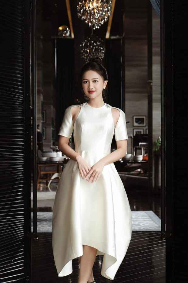 Bùi Thu Hương sở hữu nhan sắc ngọt ngào tựa trăng rằm.