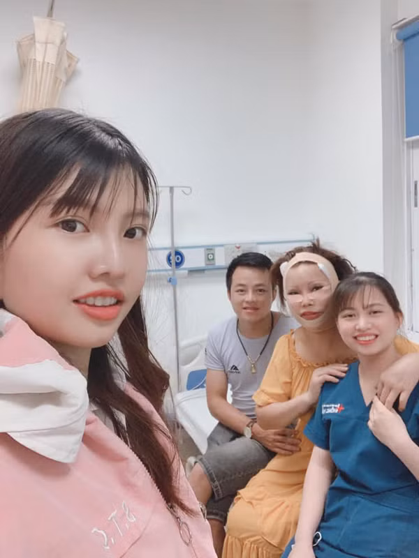 Trong quá trình phẫu thuật mới nhất của cô Thu Sao, bên cạnh người chồng trẻ còn có cả "Thị Nở tái sinh" Quách Phượng ở cùng và chăm sóc cô dâu 62 tuổi.