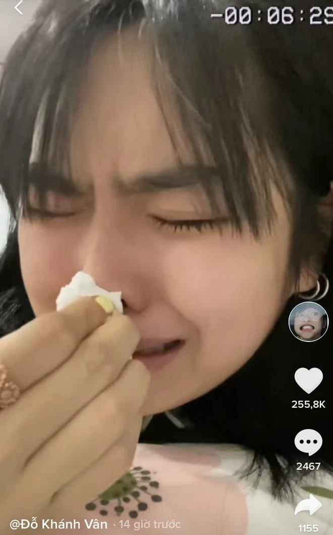 Lượt truy cập vào clip của hot girl Đỗ Khánh Vân đã lên đến gần 3 triệu view. Cô nàng xuất hiện khá bình thường tuy nhiên chỉ ít giây sau khi nhìn vào que test 2 vạch thì lại bật khóc nức nở vì mình đã là F0.