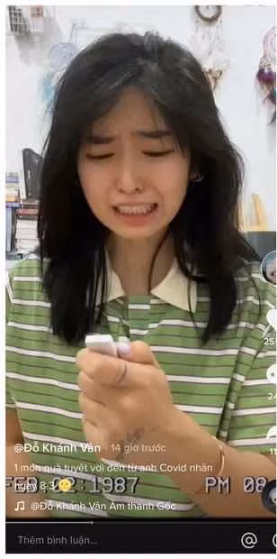 Nguyên văn hot girl Mắt Biếc chia sẻ: "Ây phải làm sao đây, lockdown 2 năm chặn hết đường công danh sự nghiệp, chặn hết đường tình duyên. Mới được thả xong mắc đi kiếm tiền, mắc đi kiếm người yêu thì tự nhiên lại mắc covid...