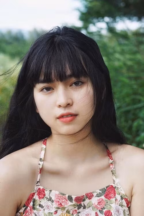 Cách đây chưa lâu, cõi mạng lại được phen xôn xao khi hot girl Mắt biếc lên sóng khoảnh khắc với khuôn ngực đầy những vết đỏ lạ. Cô nàng mặc một chiếc áo 2 dây hờ hững, để lộ ra khuôn ngực trắng ngần nhưng có nhiều vết đỏ mờ ảo.