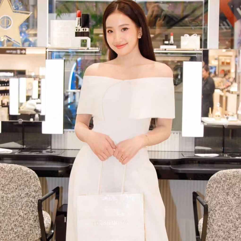 Cuối năm 2022, Khánh Huyền gây bất ngờ khi quyết định kết hôn ở tuổi 18. Chồng của hot girl Quảng Ninh là thiếu gia Bụt (tên thật Nguyễn Phạm Thanh Duy, SN 1997, Đồng Tháp). Trước đó, cả hai có khoảng thời gian hơn một năm yêu nhau nhưng chưa một lần xác nhận chuyện tình cảm