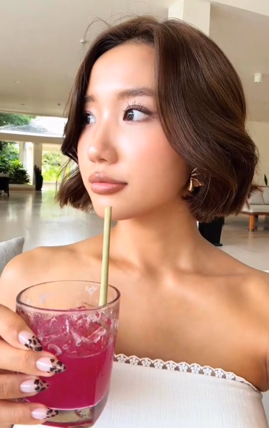 Sau khoảng thời gian về chung một nhà, Khánh Huyền và chồng thiếu gia có cuộc sống hôn nhân hạnh phúc, thường xuyên đi du lịch sang chảnh, cùng nhau xuất hiện tại các sự kiện lớn nhỏ. Cả hai tập trung phát triển công việc cá nhân và dành sự ủng hộ cho đối phương.