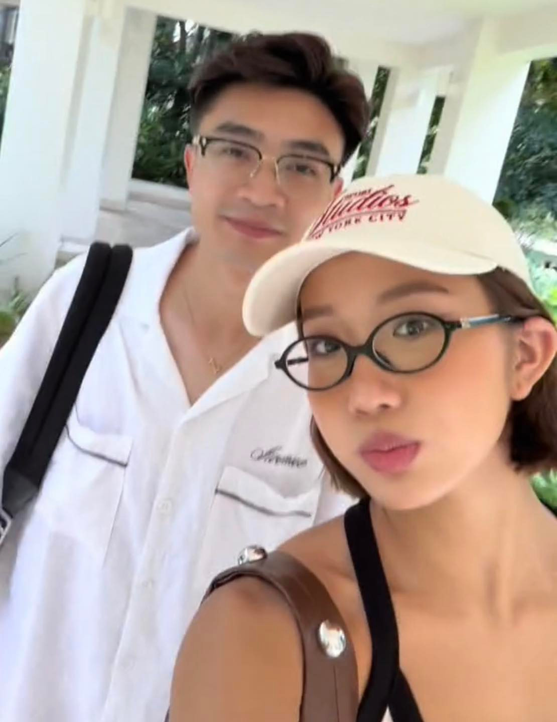 Người đẹp sinh năm 2004 chuyển dần sang gu ăn mặc đơn giản, sang trọng với điểm nhấn là những mẫu túi xách hàng hiệu đắt đỏ.