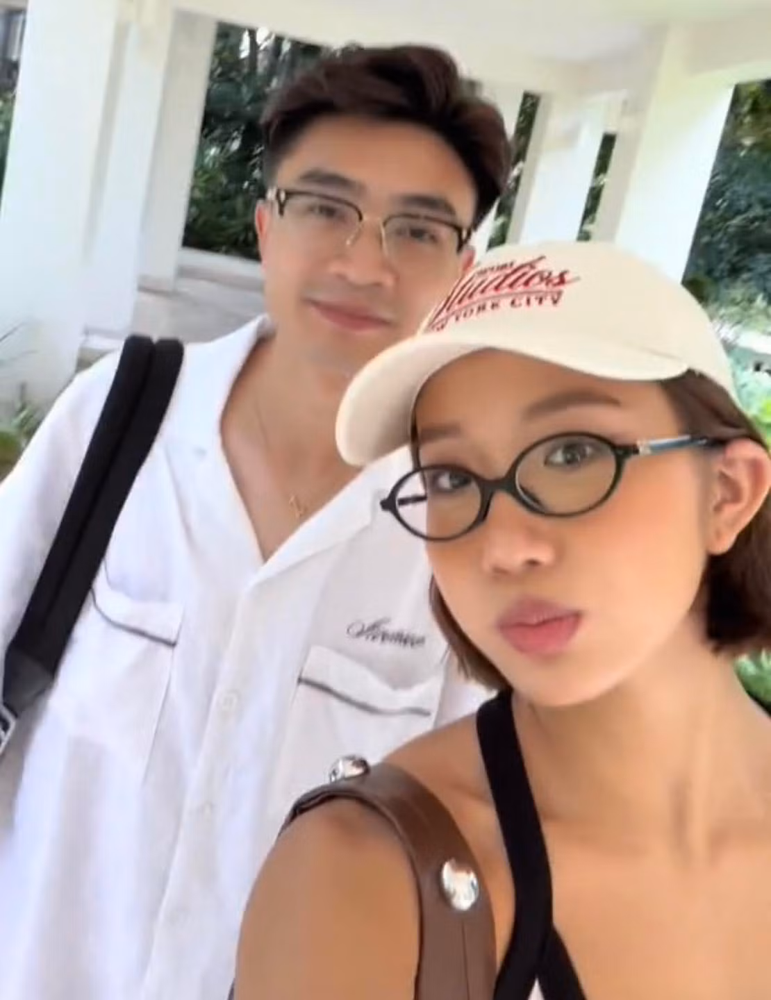 Người đẹp sinh năm 2004 chuyển dần sang gu ăn mặc đơn giản, sang trọng với điểm nhấn là những mẫu túi xách hàng hiệu đắt đỏ.