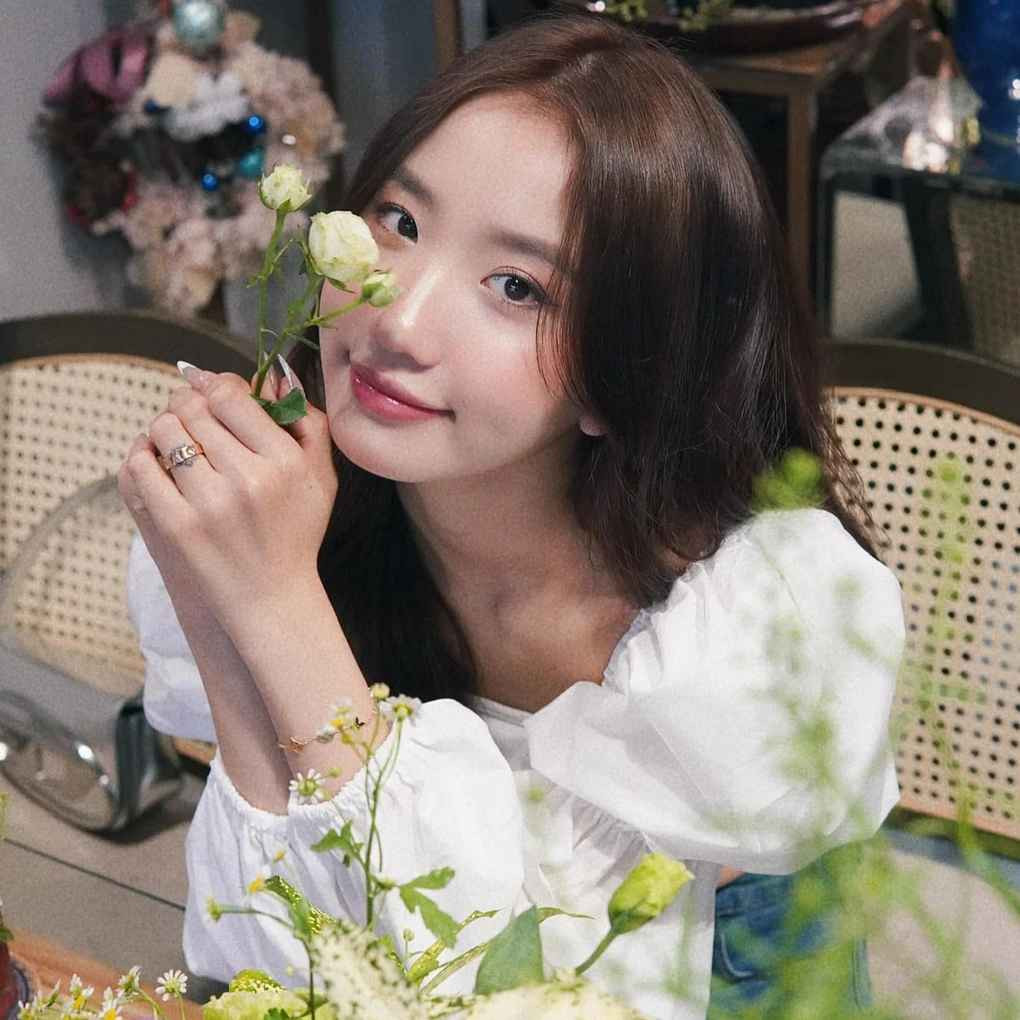 Từ phong cách cá tính đến dịu dàng, "nàng thơ", Khánh Huyền đều có thể biến hóa đa dạng. Lựa chọn chiếc váy dáng dài kết hợp cùng kiểu trang điểm nhẹ nhàng, cô ghi điểm nhờ hình tượng phù hợp với lứa tuổi.