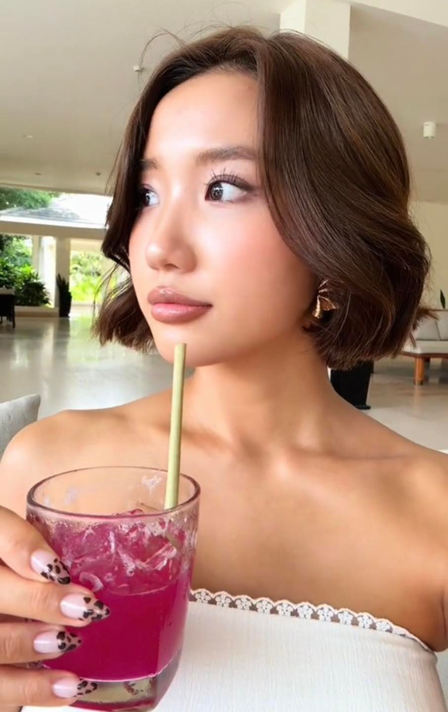 Sau khoảng thời gian về chung một nhà, Khánh Huyền và chồng thiếu gia có cuộc sống hôn nhân hạnh phúc, thường xuyên đi du lịch sang chảnh, cùng nhau xuất hiện tại các sự kiện lớn nhỏ. Cả hai tập trung phát triển công việc cá nhân và dành sự ủng hộ cho đối phương.