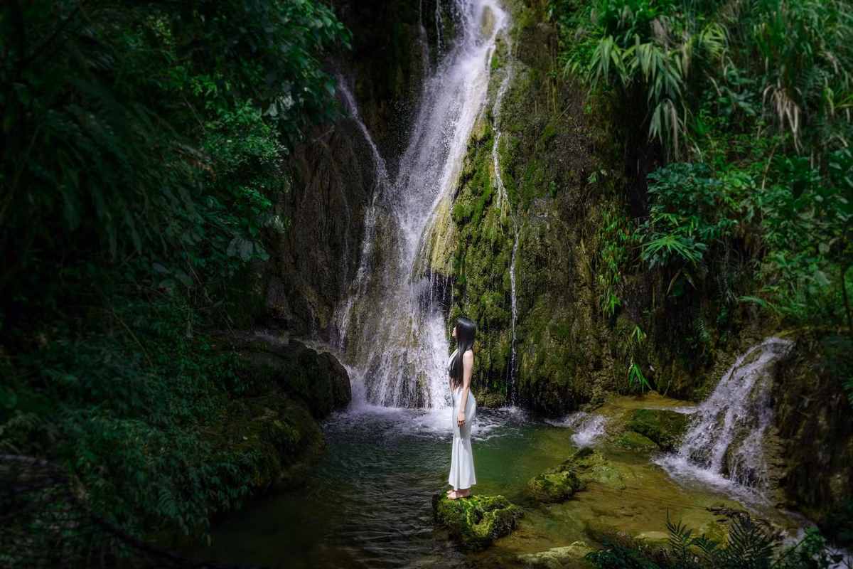 Đi kèm những bức ảnh, MC Hải Yến chia sẻ: "Tây Bắc quá đẹp để ẩn náu, để bình tâm, để chữa lành".