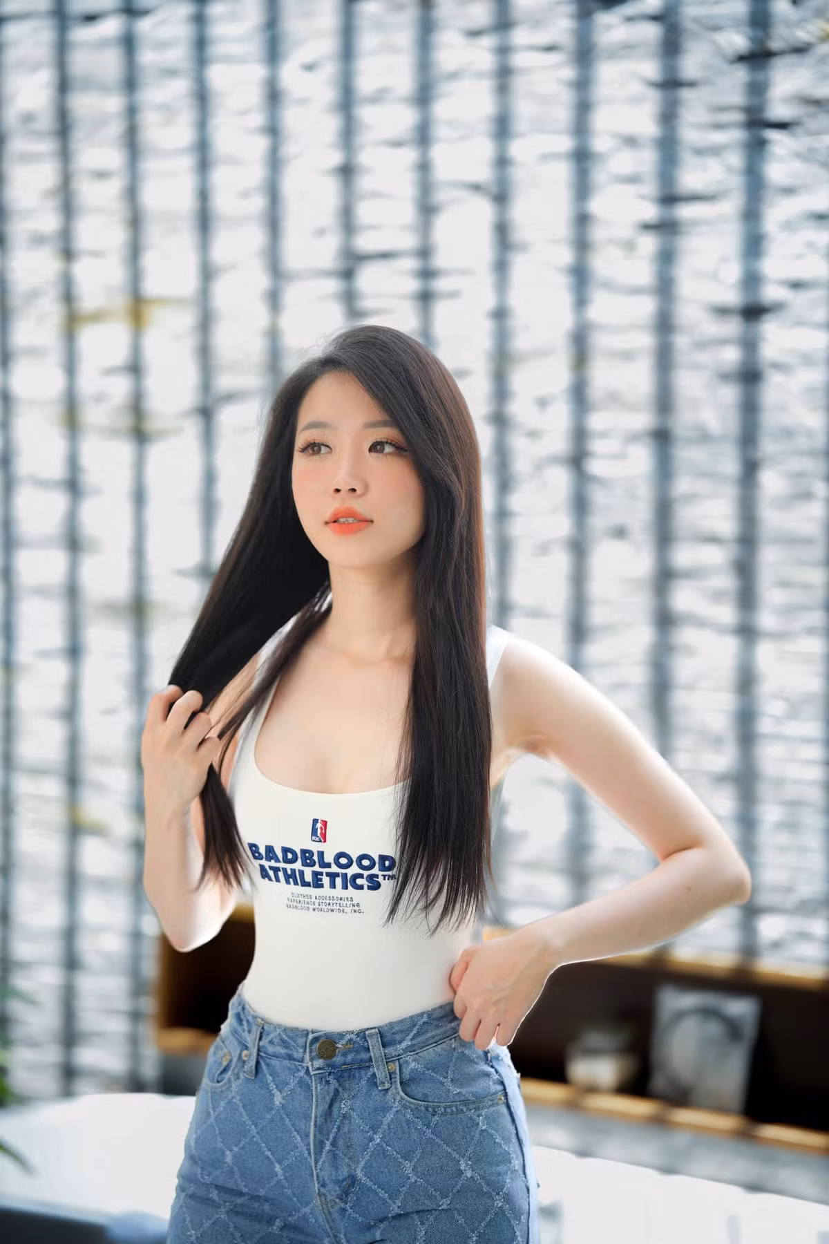 Với những thiết kế đầm có chất liệu mỏng manh, khoảng hở lưng, eo như những hình ảnh nêu trên, cựu hoa khôi 9X khéo léo chọn nội y, cách tạo dáng được khen tinh tế, đẹp mắt.