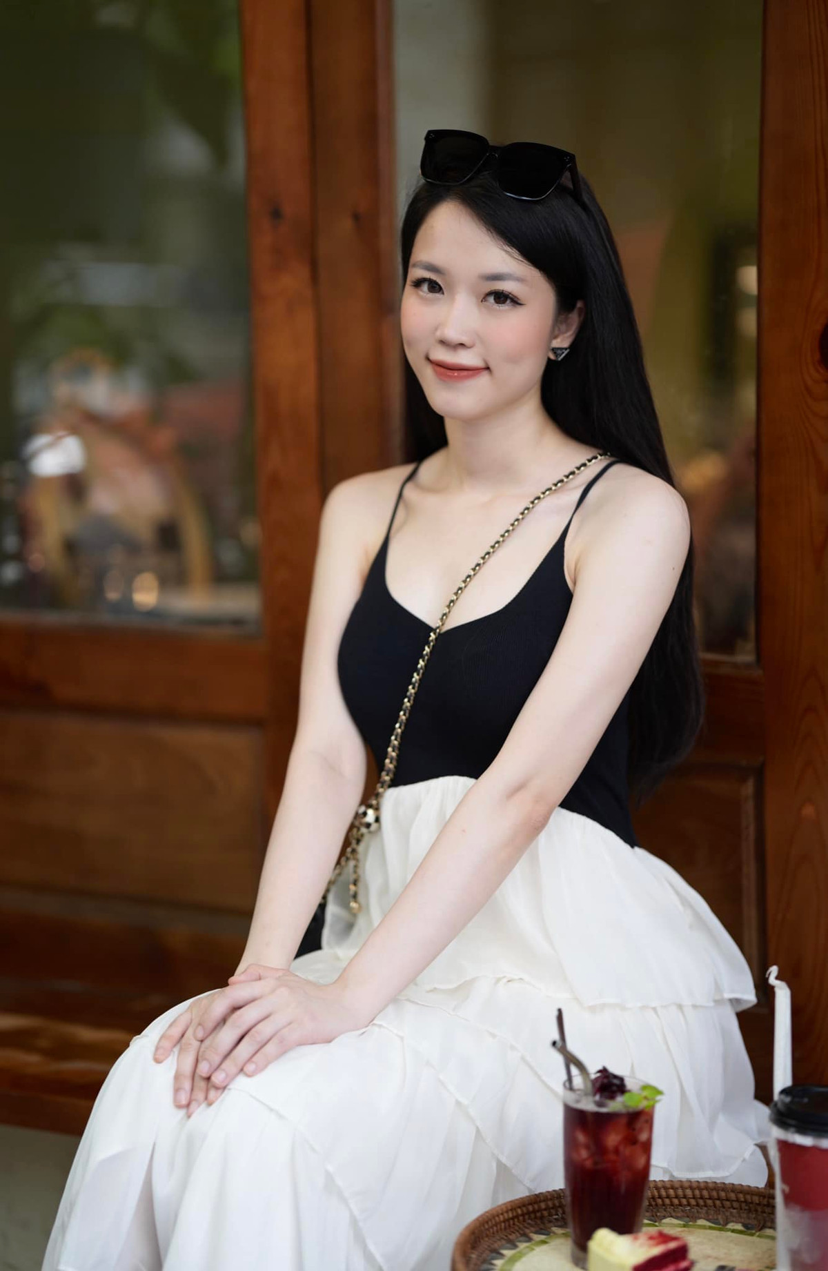 Từng đoạt giải Hoa khôi Nữ sinh Việt Nam Ấn Tượng 2015, Hải Yến được người hâm mộ nhận xét là ngày càng đẹp duyên dáng, đằm thắm.