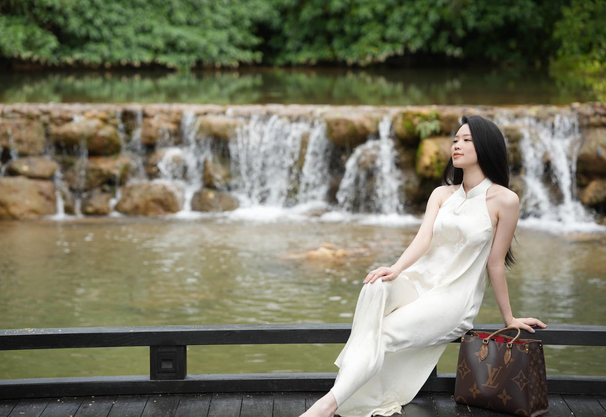 Cũng trong chuyến du lịch Tây Bắc lần này, Hải Yến chọn diện nhiều mẫu đầm lụa cổ yếm mang đến vẻ đẹp dịu dàng, nền nã nhưng cũng không kém phần gợi cảm.