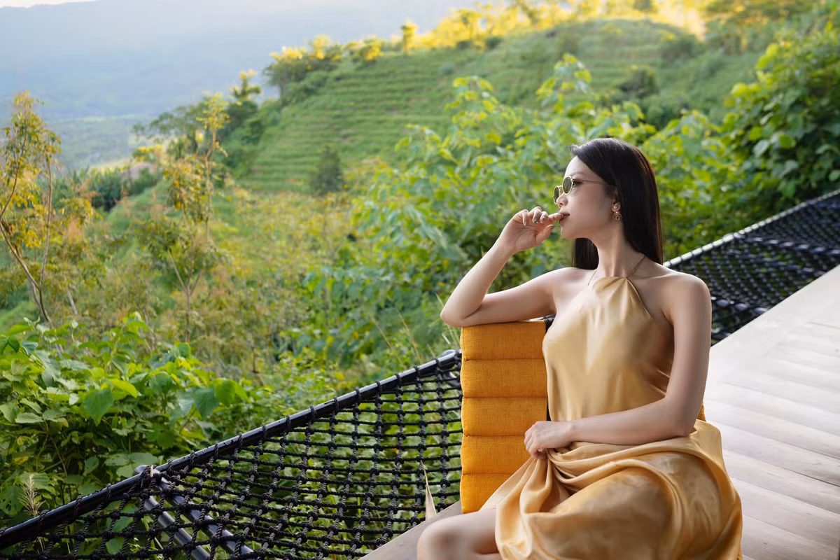 "Tiên nữ nào đang hạ phàm đây", "Cảnh đẹp, người đẹp, váy đẹp, còn gì bằng nữa em ơi", "Cô tiên của núi rừng đấy à", "Dáng xuất sắc luôn chị đẹp ơi",.... là những bình luận của cư dân mạng dưới bài đăng của Hải Yến.