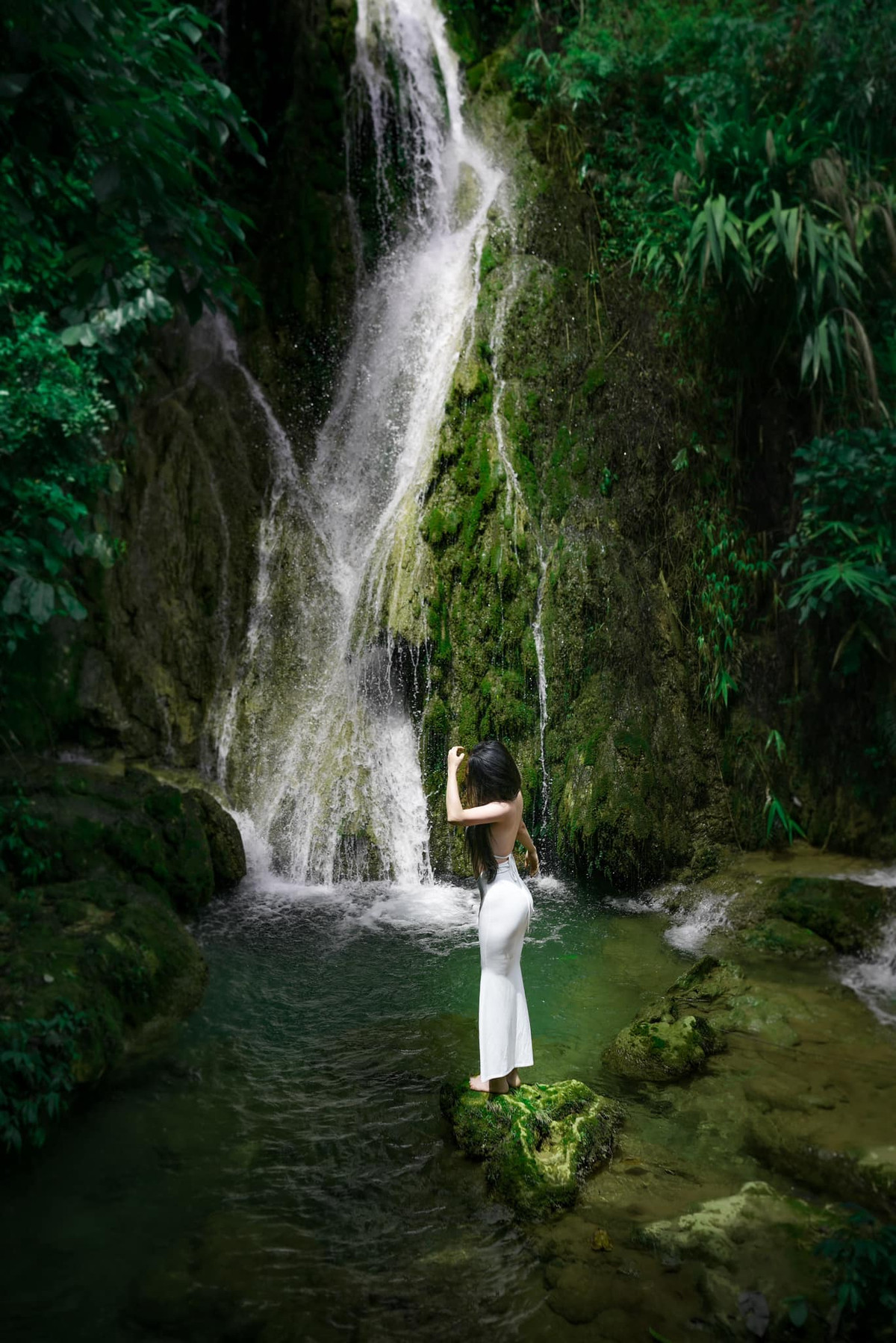 Trong hình, Hải Yến diện đầm ôm body màu trắng. Thiết kế ôm sát body với những khoảng hở vừa phải giúp tôn lên đường cong hình thể quyến rũ của nữ MC.