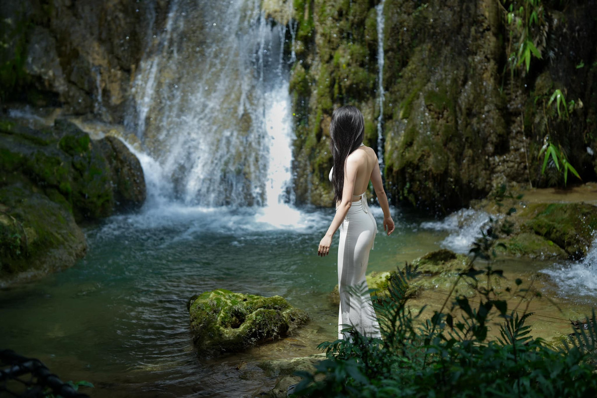 Hải Yến để buông lơi mái tóc đen dài, làn da trắng mịn, kết hợp cùng lối make up nhẹ nhàng, trong trẻo càng thêm phần thu hút. Cô nàng chọn góc chụp từ xa, khéo léo tạo dáng đẹp trong chừng mực, không phản cảm.