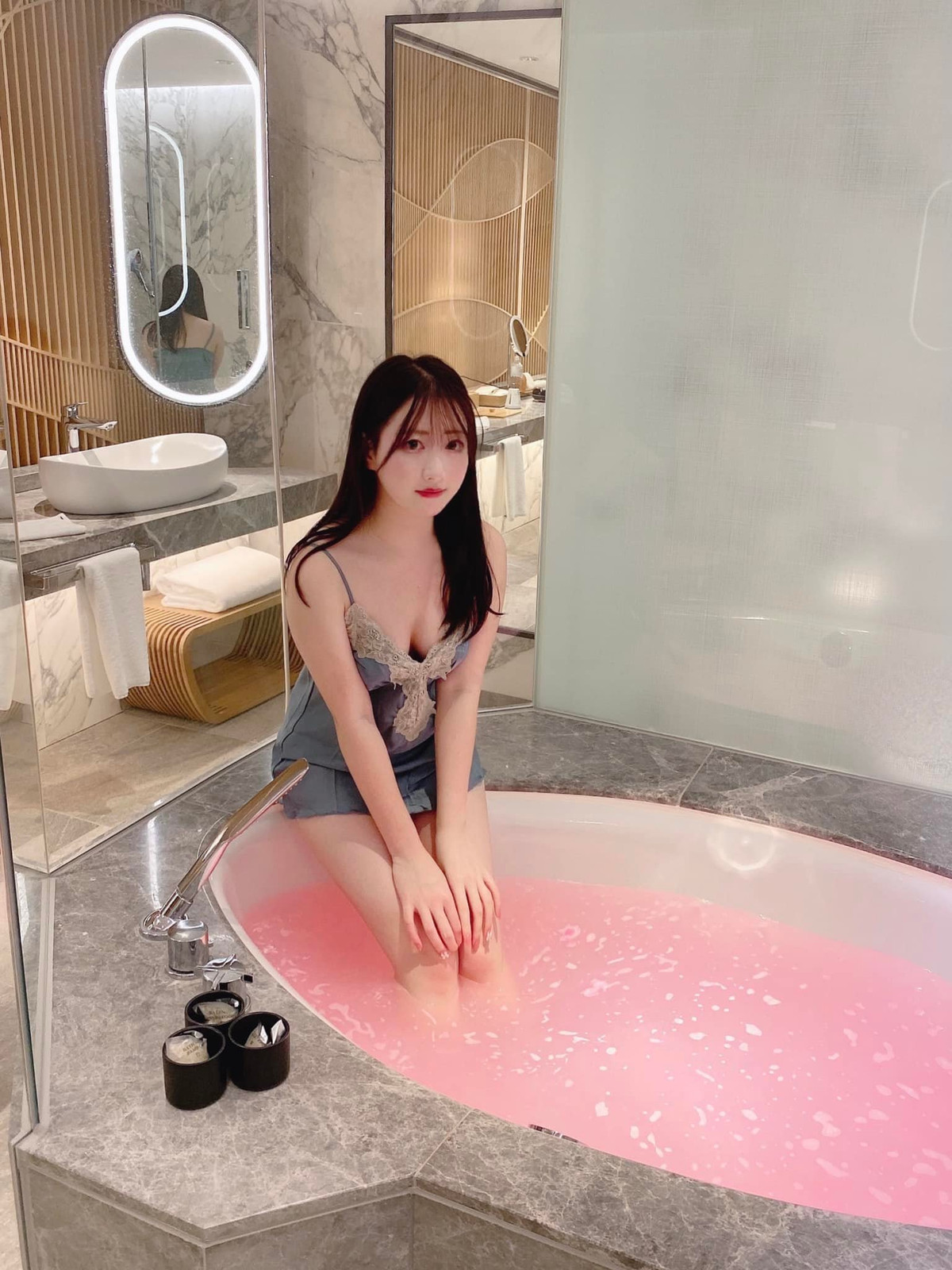 Trên trang Facebook cá nhân, nữ giảng viên tiếng Nhật cũng thu hút hơn 12.000 lượt người theo dõi. Kênh YouTube và Tiktok của cô giáo cũng thu hút lần lượt tới 42.000 và 88.000 người theo dõi.