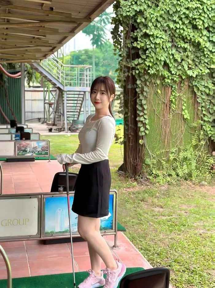 Bên cạnh những khoảnh khắc thanh lịch trên giảng đường, cô giáo Sao Mai còn khiến nhiều người mê mẩn bởi loạt ảnh khoe body "10 điểm không có nhưng".