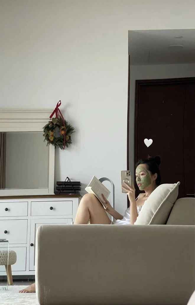 Ngoài ra trong các đoạn clip của mình, Hà Trúc cũng khoe khéo những góc trong căn nhà. Cô nàng lựa chọn thiết kế nhà theo phong cách tối giản, hiện đại, mang đậm phong cách Hàn Quốc.