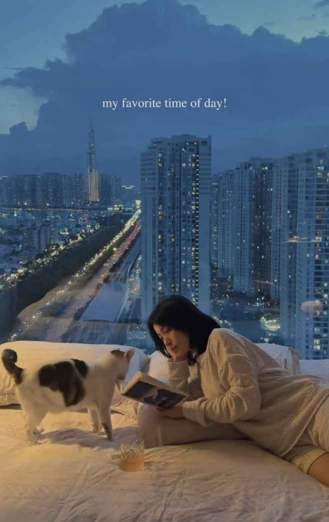 Tuy nhiên, Hà Trúc lại rất đầu tư vào việc trang trí căn hộ. Cô thường tìm mua những món đồ trang trí nhỏ, mỗi tuần thay đổi một concept để làm mới không gian sống.