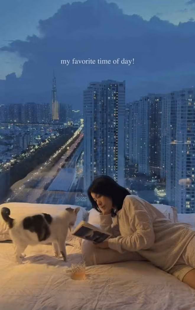 Tuy nhiên, Hà Trúc lại rất đầu tư vào việc trang trí căn hộ. Cô thường tìm mua những món đồ trang trí nhỏ, mỗi tuần thay đổi một concept để làm mới không gian sống.