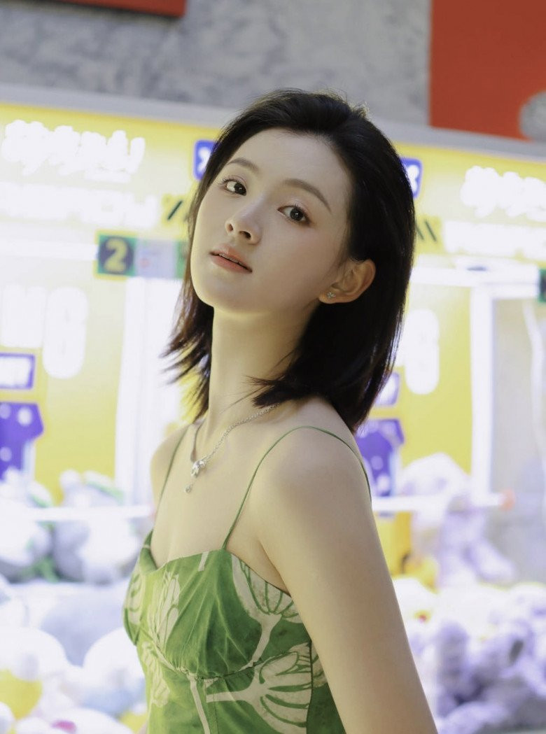 Vẻ ngoài xinh đẹp, khả năng diễn xuất được giới chuyên môn đánh giá cao cùng thái độ nghiêm túc và cực kỳ coi trọng nghiệp diễn chính là những yếu tố quan trọng giúp hot girl Gen Z này được nhiều khán giả yêu mến.