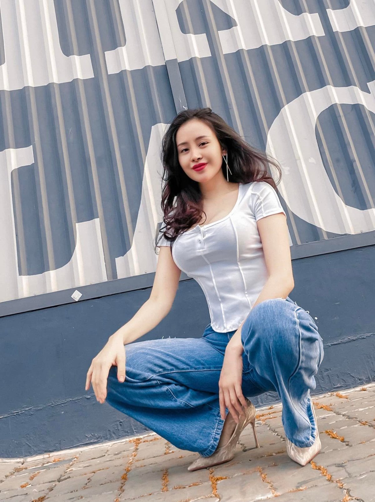 Bẵng đi một thời gian, cái tên "Bà Tưng" cũng hạ nhiệt. Cô kín tiếng hơn, dừng gây sốc bằng những chiêu trò. Có lần, cô bày tỏ hối hận vì quá khứ tai tiếng của mình: "Tôi tiếc nuối nhất là thanh xuân của mình. Có những lời nói, hành động không được đúng đắn. Tôi ước gì thời gian có thể quay trở lại để bản thân có thể thay đổi, không bốc đồng như vậy".