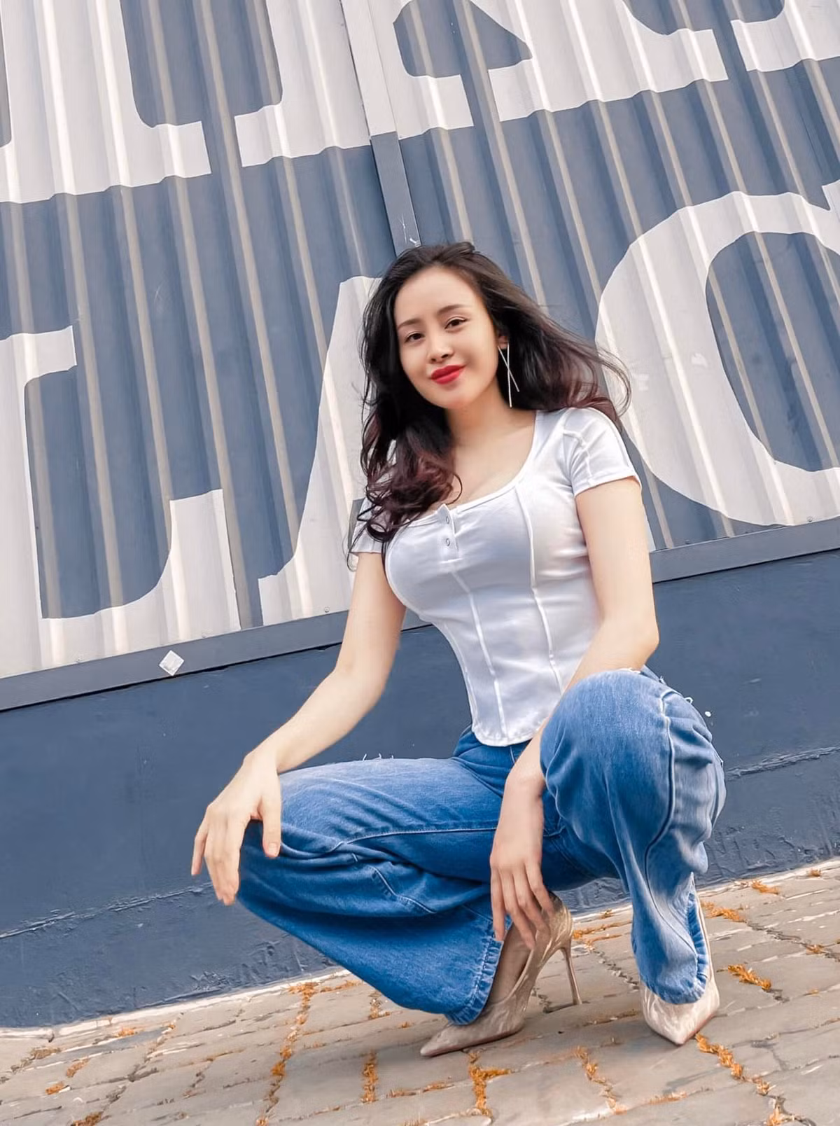 Bẵng đi một thời gian, cái tên "Bà Tưng" cũng hạ nhiệt. Cô kín tiếng hơn, dừng gây sốc bằng những chiêu trò. Có lần, cô bày tỏ hối hận vì quá khứ tai tiếng của mình: "Tôi tiếc nuối nhất là thanh xuân của mình. Có những lời nói, hành động không được đúng đắn. Tôi ước gì thời gian có thể quay trở lại để bản thân có thể thay đổi, không bốc đồng như vậy".