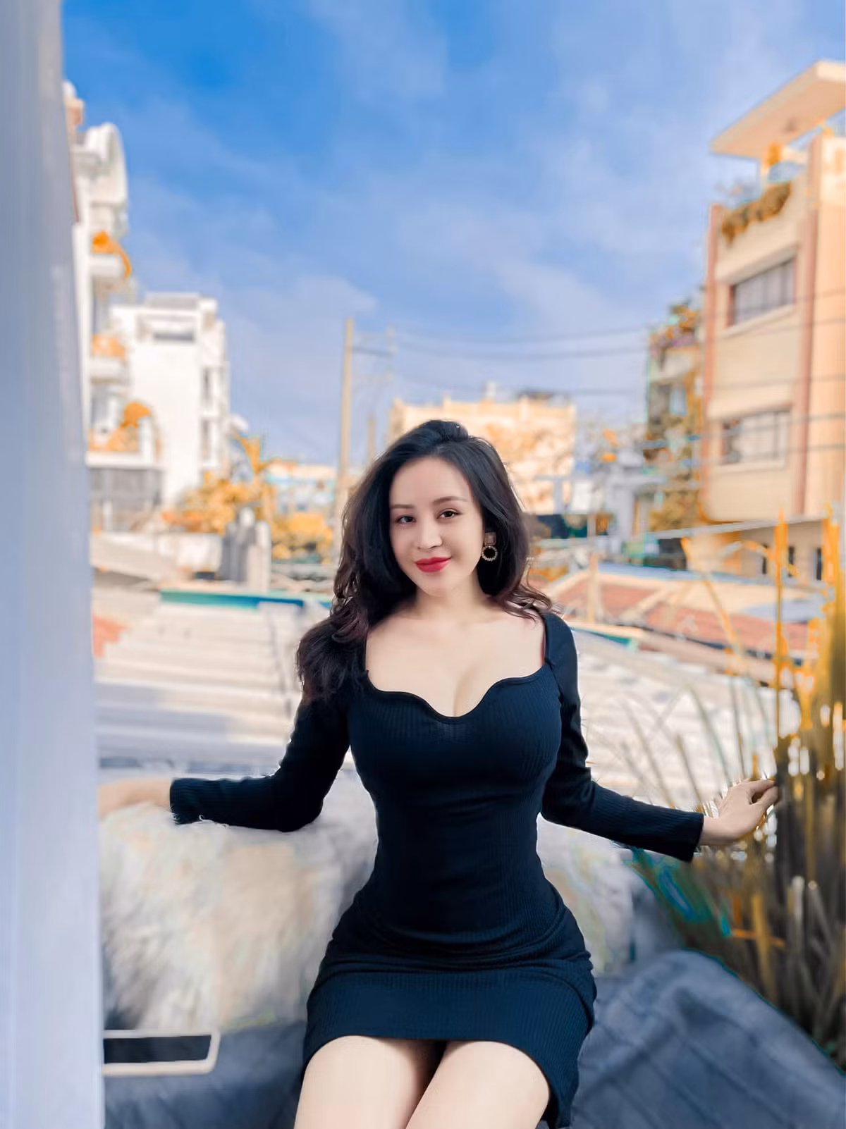 Từng sống rất thị phi nhưng hiện tại, Huyền Anh tự nhận mình khá khép kín, ít gặp gỡ bạn bè, không tụ tập hay lui tới những môi trường phức tạp để tránh ồn ào. Cô cũng ăn chay trường và đi chùa cùng mẹ mỗi khi có thời gian.