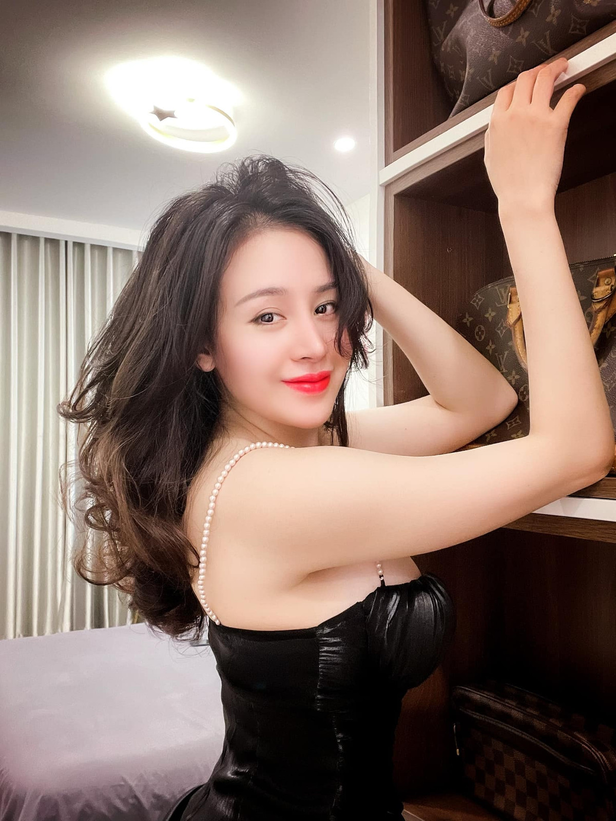 Huyền Anh vẫn sống độc thân và không thích kết hôn. Trải qua mối tình tai tiếng với cầu thủ Mạc Hồng Quân, hiện tượng mạng này tâm sự bản thân đã chán lấy chồng và bỏ suy nghĩ kiếm chồng đại gia.