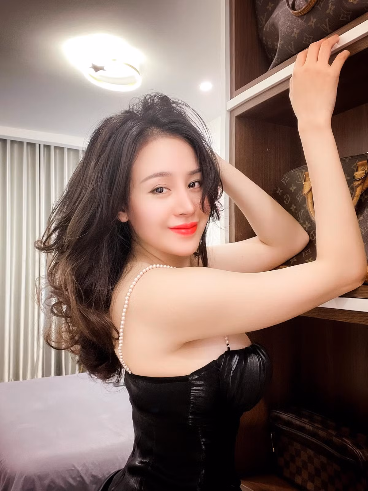 Huyền Anh vẫn sống độc thân và không thích kết hôn. Trải qua mối tình tai tiếng với cầu thủ Mạc Hồng Quân, hiện tượng mạng này tâm sự bản thân đã chán lấy chồng và bỏ suy nghĩ kiếm chồng đại gia.