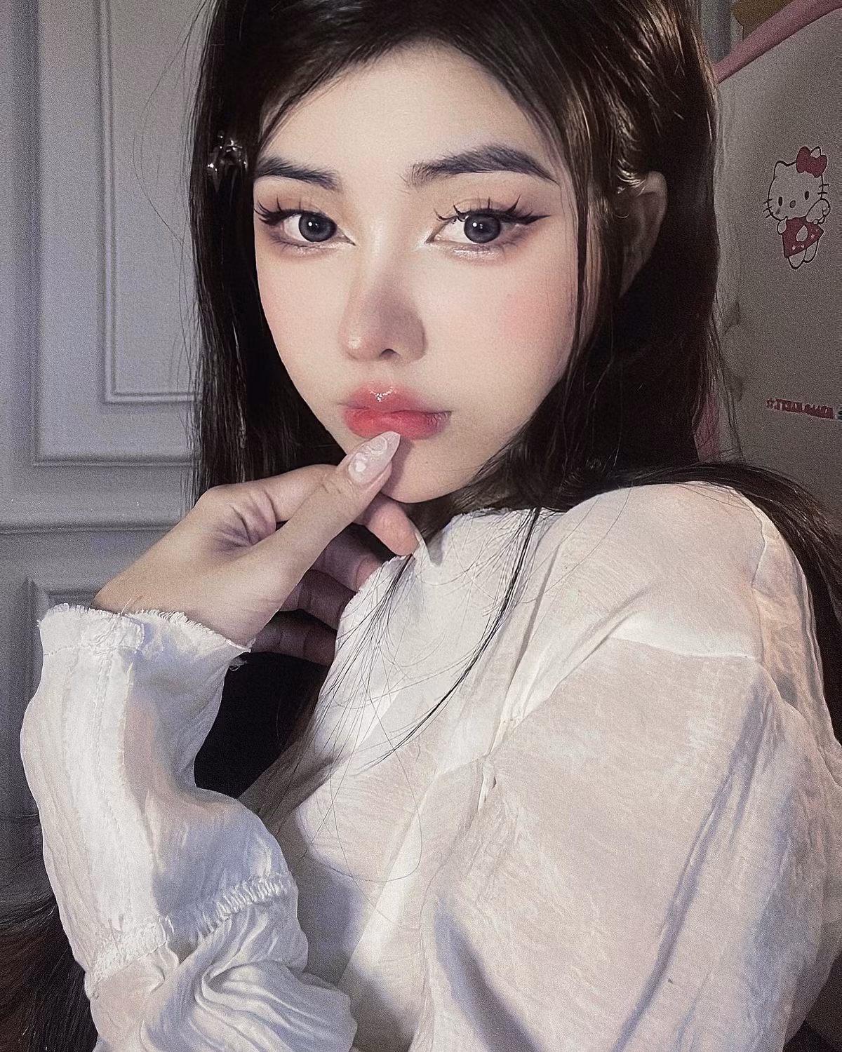 Ngọc Như thường xuyên xuất hiện với những bộ outfit khoe khéo đường cong như croptop, váy ôm sát, áo hai dây gợi cảm. Tuy nhiên, cô nàng luôn giữ được ranh giới giữa quyến rũ và phản cảm, thể hiện sự thông minh trong cách xây dựng hình ảnh cá nhân.