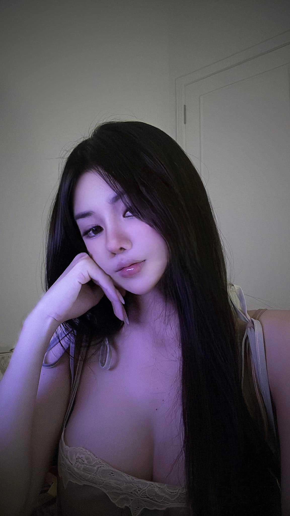 Mỗi lần xuất hiện, nàng hot girl Liên Quân Mobile đều biết cách khiến khán giả "bùng nổ" bằng những bộ outfit khoe trọn đường cong mềm mại, nhưng vẫn đủ tinh tế để không bị phản cảm.