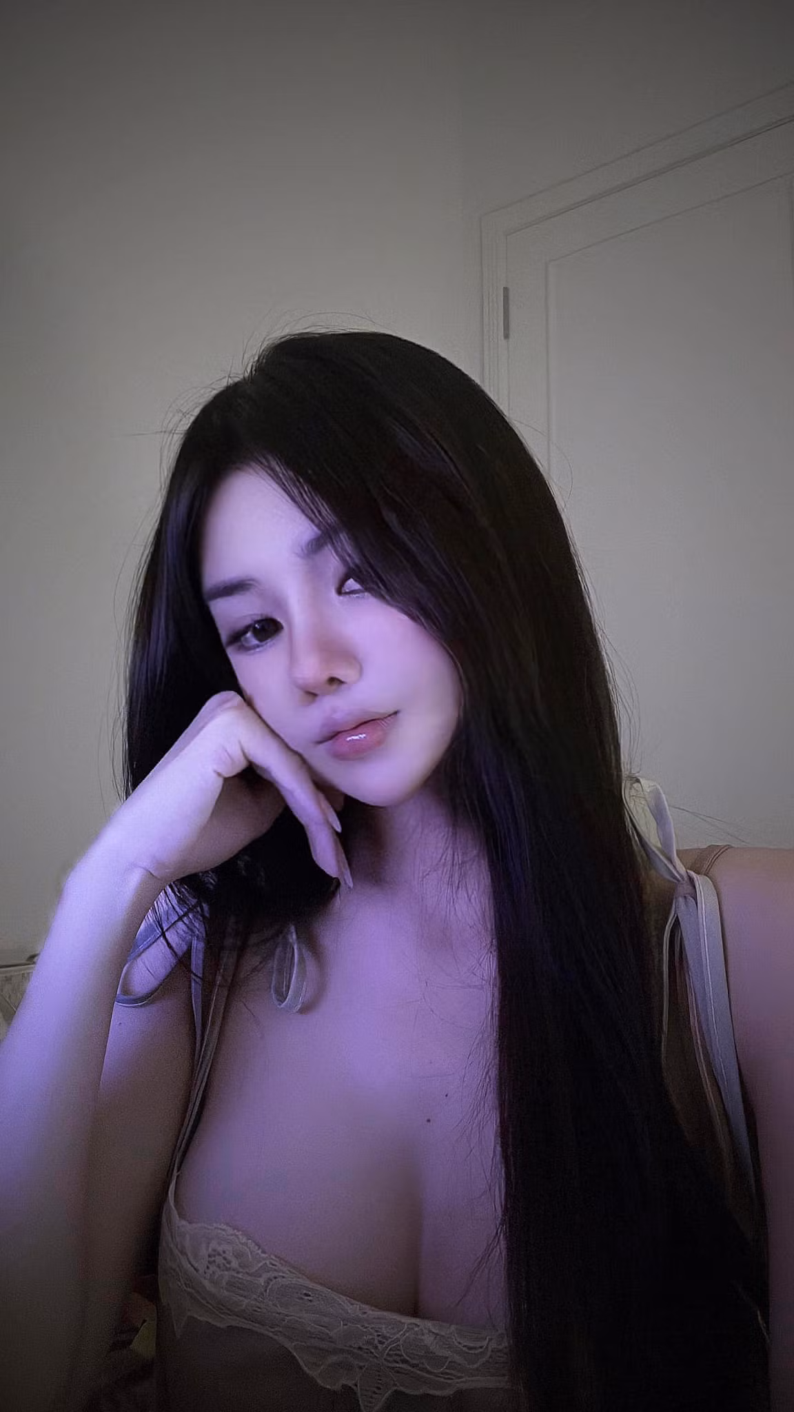 Mỗi lần xuất hiện, nàng hot girl Liên Quân Mobile đều biết cách khiến khán giả "bùng nổ" bằng những bộ outfit khoe trọn đường cong mềm mại, nhưng vẫn đủ tinh tế để không bị phản cảm.