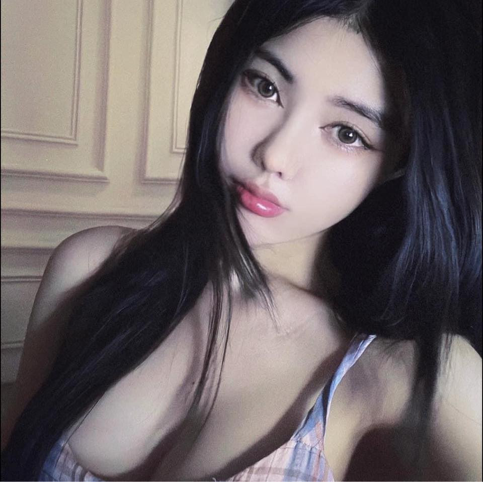 Không chỉ có gương mặt "ăn hình", body chuẩn chỉnh với vòng eo con kiến cùng đôi chân dài miên man cũng là điểm cộng khiến Ngọc Như luôn nổi bật trong mọi khung hình.