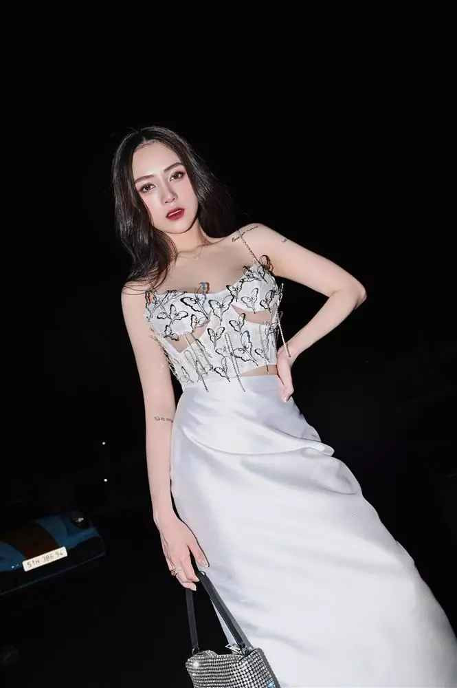 Chưa hết, trên tay Joyce Phạm xách chiếc túi hiệu nhỏ nhắn, xinh xắn. Để phù hợp với bộ đồ, con gái đại gia Minh Nhựa đi trên đôi guốc hack chiều cao.