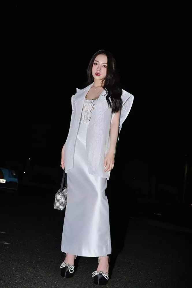 Trong khi Tâm Nguyễn - anh xã Joyce Phạm khéo léo bảo bạn trai Doãn Hải My: "Nhờ lấy vía em đó hahaha".