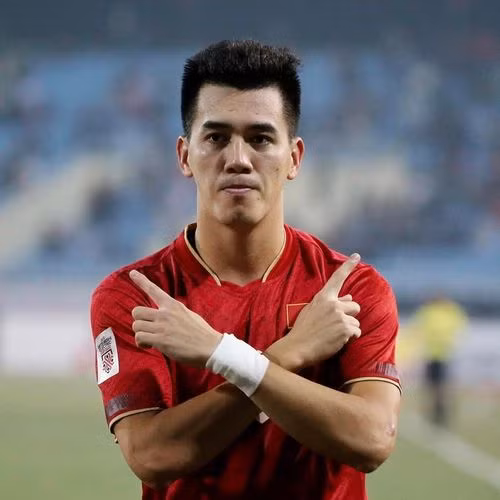 "Anh nói với tôi rằng, không thể đưa tôi đi chơi vì quy định phải đi cùng đội bóng xuyên suốt từ sáng đến tối và ở phòng điểm danh lúc 9 giờ tối. Vì vậy, cả hai chỉ có thể gặp nhau ở phòng thôi", nữ MC tố cầu thủ đội tuyển Việt Nam gạ tình chia sẻ trong clip được đăng tải trên trang TikTok cá nhân.