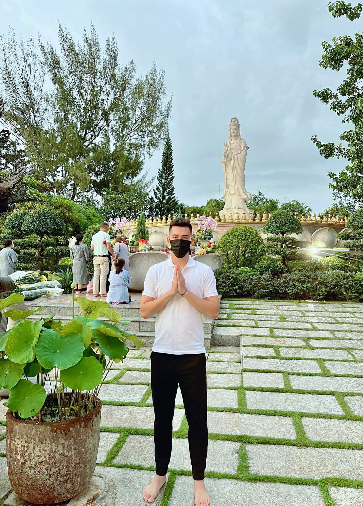 Bên cạnh đó, nữ MC cho biết: "Tôi không muốn ảnh hưởng đến công việc, danh dự của bất kỳ ai nên tôi xin phép không tiết lộ "nam chính" thật sự là ai. Và khi mọi người phỏng đoán, tôi cũng không "bào chữa" cho bất kỳ ai, bởi khi tôi "bào chữa" cho bạn này thì những người khác sẽ loại trừ, không phải anh A thì sẽ là anh B. Điều này sẽ gây ra tác dụng ngược...