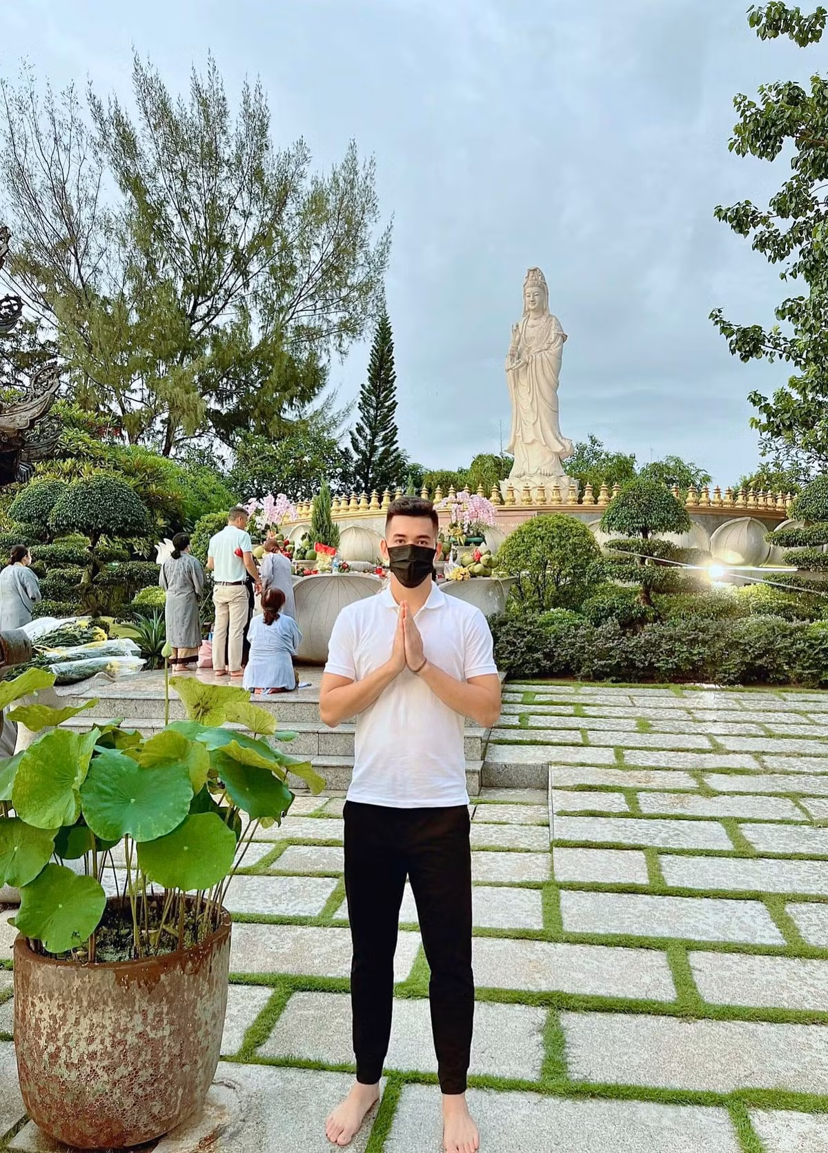 Bên cạnh đó, nữ MC cho biết: "Tôi không muốn ảnh hưởng đến công việc, danh dự của bất kỳ ai nên tôi xin phép không tiết lộ "nam chính" thật sự là ai. Và khi mọi người phỏng đoán, tôi cũng không "bào chữa" cho bất kỳ ai, bởi khi tôi "bào chữa" cho bạn này thì những người khác sẽ loại trừ, không phải anh A thì sẽ là anh B. Điều này sẽ gây ra tác dụng ngược...