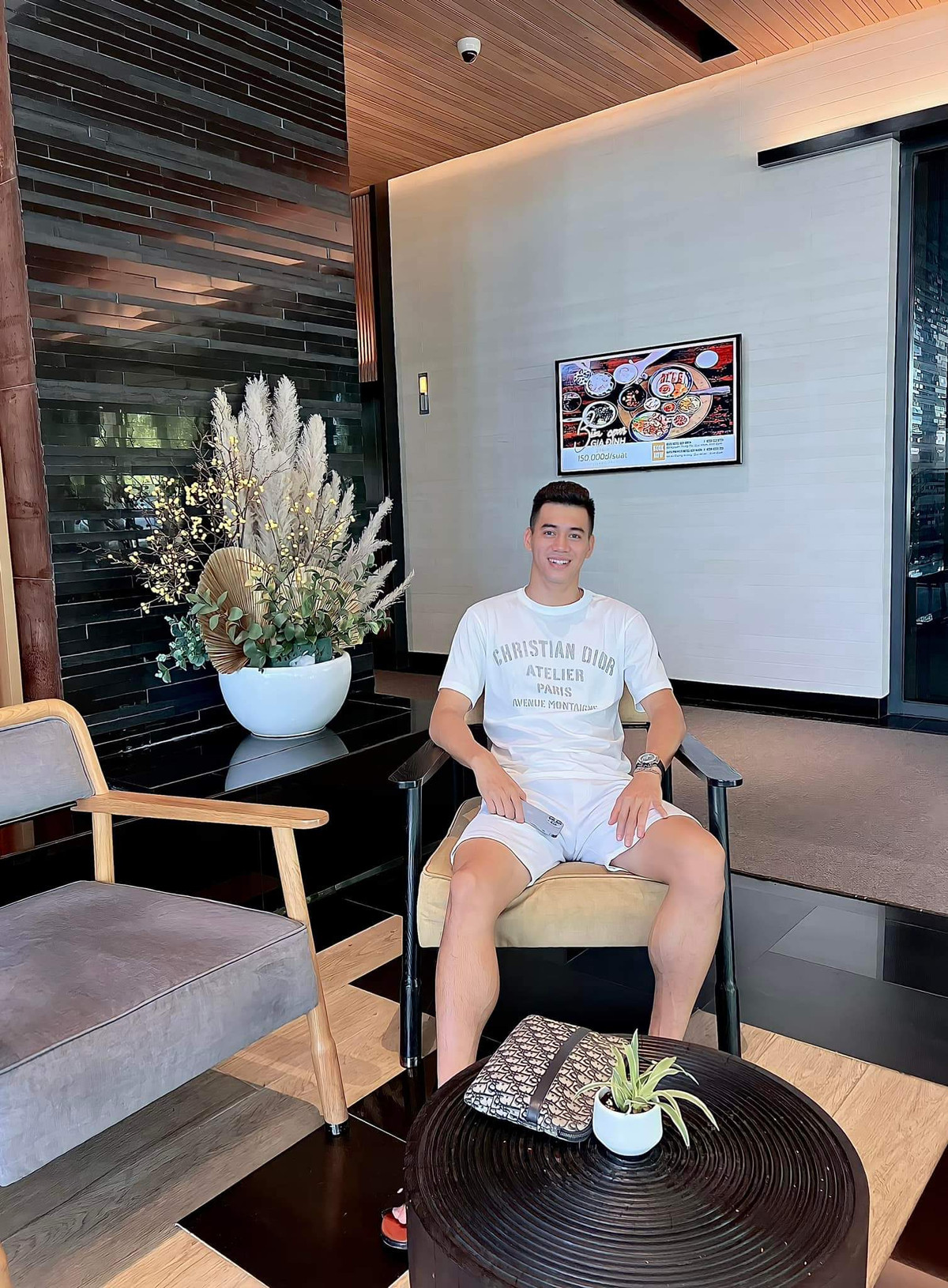 Trước những đồn đoán trái chiều từ cộng đồng mạng, Tiến Linh cho biết, anh không bận tâm đến sự việc này. Ngoài ra, tiền đạo đội tuyển Việt Nam này cũng bác bỏ tin đồn anh sắp lấy vợ.