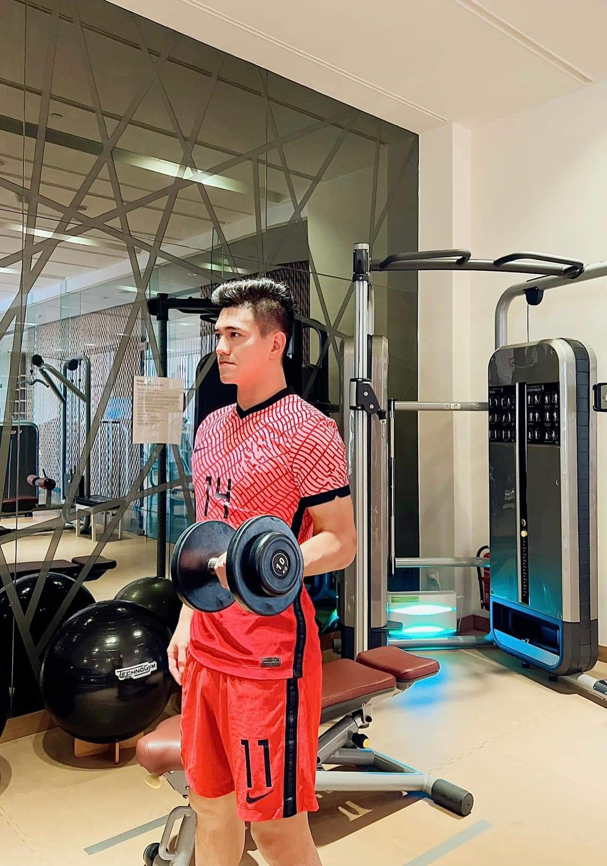 Còn về phía Tiến Linh, kể từ sau mối tình với Huỳnh Hồng Loan, chàng tiền đạo khá kín tiếng trong chuyện yêu đương.