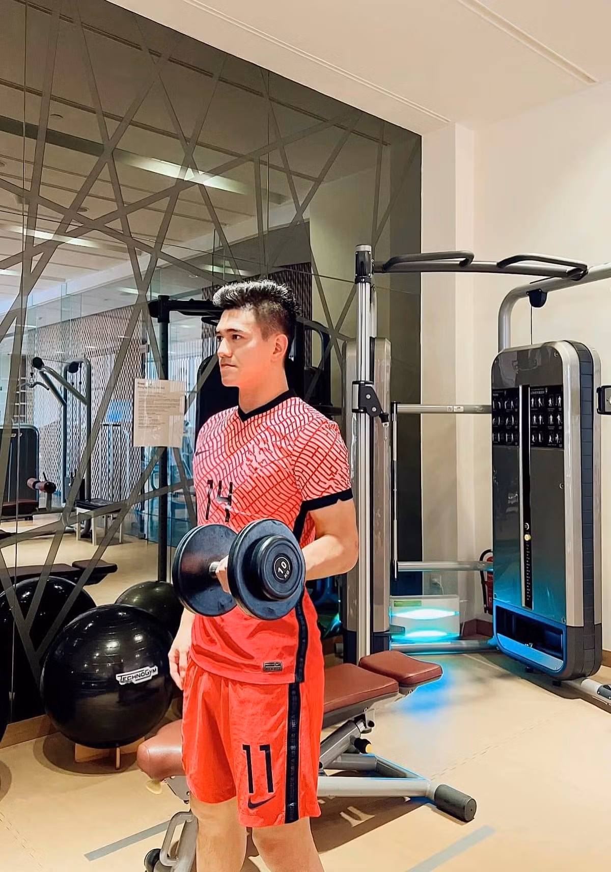 Còn về phía Tiến Linh, kể từ sau mối tình với Huỳnh Hồng Loan, chàng tiền đạo khá kín tiếng trong chuyện yêu đương.