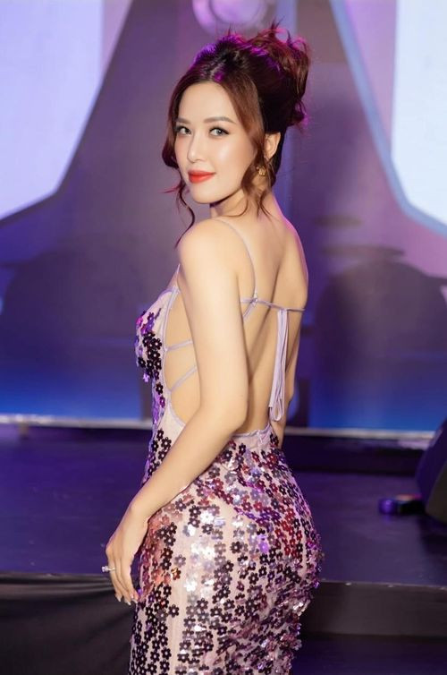 Theo lời của MC Thu Hà, cầu thủ đội tuyển Việt Nam có hành động khiếm nhã với cô là người đẹp trai, nhiệt tình, ga lăng, chủ động, đồng thời anh chàng này sở hữu nhiều fan. Trong công việc, cầu thủ này là người tuân thủ quy định của đội bóng.