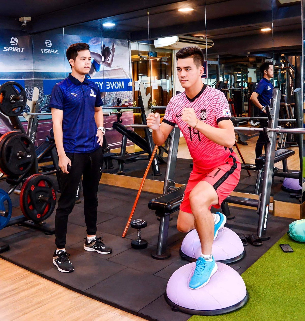 Có thể khi chỉ đích danh cầu thủ đó ra thì gây ra ảnh hưởng lớn đến công việc, thậm chí cầu thủ đó bị kỷ luật… và những điều này tôi cũng không nắm rõ. Thực tế, tôi cảm thấy những cầu thủ như Tuấn Anh hay bất kỳ ai khác trong đội tuyển quốc gia đều có chuyên môn, giỏi trong lĩnh vực thi đấu chuyên môn của họ. Riêng về vấn đề cuộc sống riêng tư, tôi và mọi người nếu không tiếp xúc thì tôi không bình luận gì thêm". MC Thu Hà cho biết thêm.