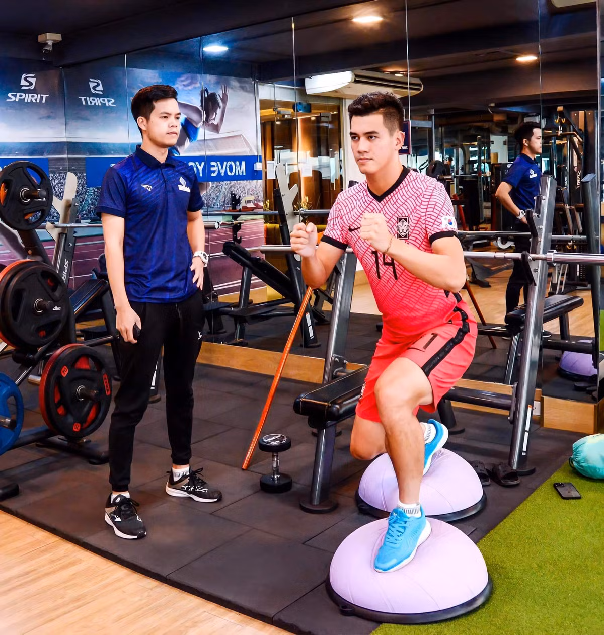 Có thể khi chỉ đích danh cầu thủ đó ra thì gây ra ảnh hưởng lớn đến công việc, thậm chí cầu thủ đó bị kỷ luật… và những điều này tôi cũng không nắm rõ. Thực tế, tôi cảm thấy những cầu thủ như Tuấn Anh hay bất kỳ ai khác trong đội tuyển quốc gia đều có chuyên môn, giỏi trong lĩnh vực thi đấu chuyên môn của họ. Riêng về vấn đề cuộc sống riêng tư, tôi và mọi người nếu không tiếp xúc thì tôi không bình luận gì thêm". MC Thu Hà cho biết thêm.