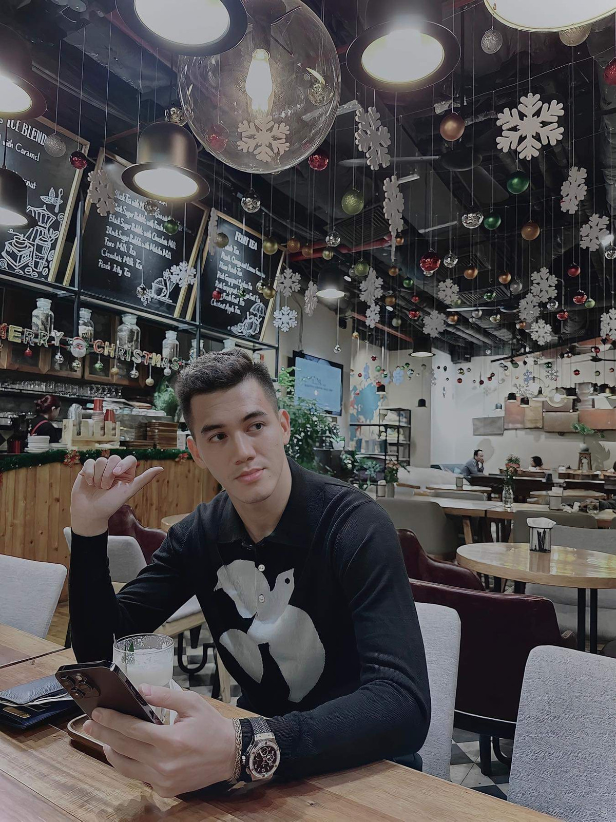 "Như tôi đã chia sẻ trong những clip được tôi đăng tải và thực tế thì anh đòi vào phòng khách sạn tôi ở "gạ gẫm", thậm chí có những câu nói khiếm nhã nhưng tôi không muốn chia sẻ trên mạng xã hội…", MC Thu Hà bày tỏ.